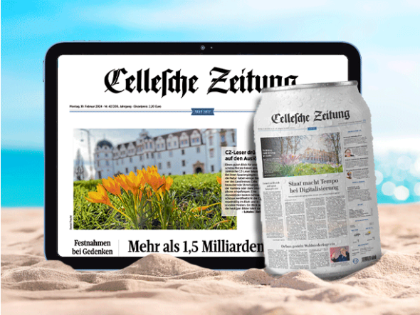 Sommeraktion Wissensdurst. Getränkedose mit Aufdruck einer Titelseite der Celleschen Zeitung und ein Tablet mit der E-Paperausgabe der CZ am Strand.