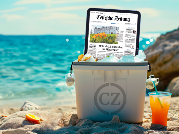 Kühlbox am Strand mit einem Tablet mit CZ-E-Paper Ansicht.
neben der Kühlbox steht eine oranges Kaltgetränk