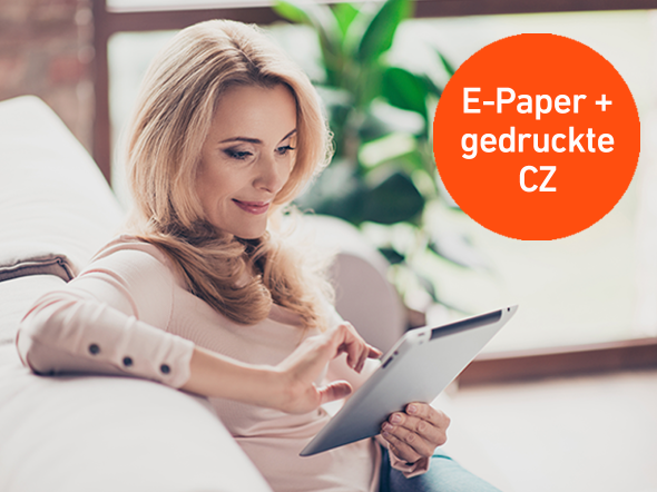 Frau sitzt auf Sofa mit Tablet in der Hand und liest
Aktionshinweis: E-Paper + gedruckte CZ