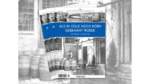 Abbildung Titelbild des Magazins Alte Fotos erzählen Band 11
Als in Celle noch Korn gebrannt wurde
Das Foto zeigt einen Mann in einem Hinterhof mit Fässern.